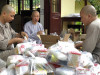 Viện Chuyên Tu: Cúng dường thực phẩm Tăng Ni 200 chùa thất làng Vạn Hạnh
